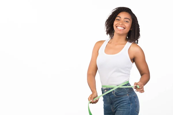 Retrato de una joven negra midiendo cintura —  Fotos de Stock