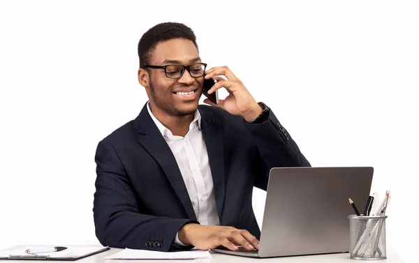 Afro chico hablando en el móvil con los clientes — Foto de Stock