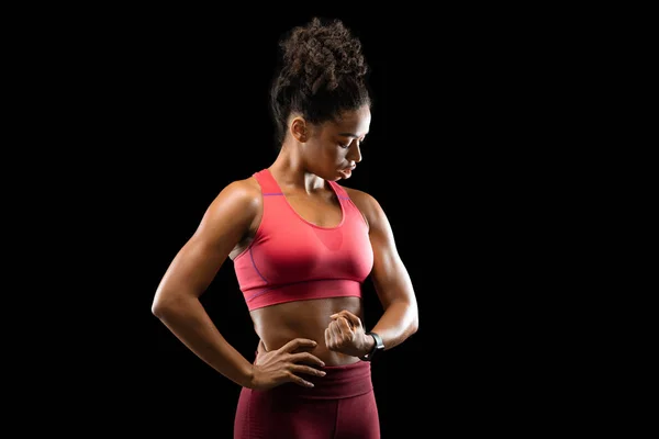 Afro donna bodybuilder mostrando i suoi bicipiti muscolari — Foto Stock