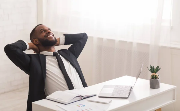 Relajado hombre de negocios negro descansando después de una reunión exitosa —  Fotos de Stock