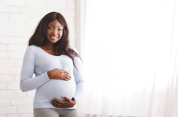 Sorrindo grávida afro mulher posando em casa — Fotografia de Stock