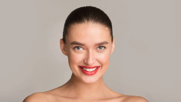 Chica con sonrisa dentada perfecta y labios rojos sonriendo a la cámara — Foto de Stock