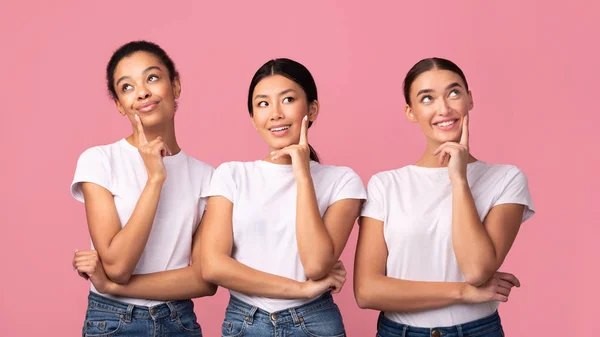 Drie meisjes denken aanraken kin poseren over roze achtergrond, Panorama — Stockfoto