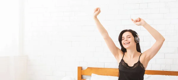 Gelukkig meisje dansen in koptelefoon, wakker in de ochtend — Stockfoto