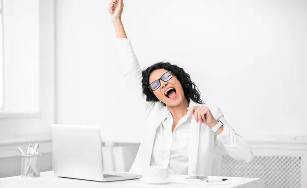 Feliz gerente mexicano gritando de alegría en la oficina —  Fotos de Stock