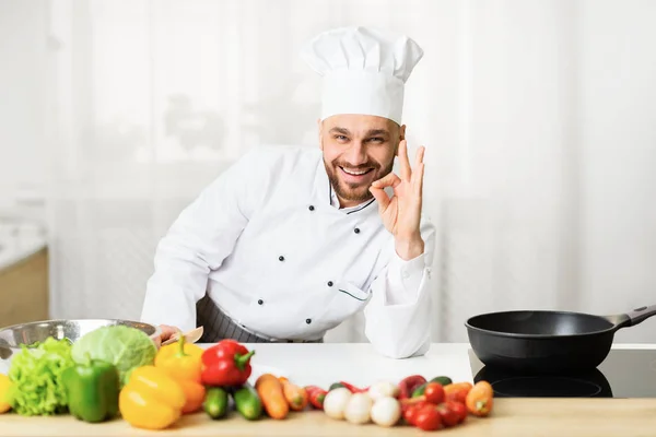 Pozitiv Chef Man Gesturing Ok Standing În Bucătărie Interioară — Fotografie, imagine de stoc