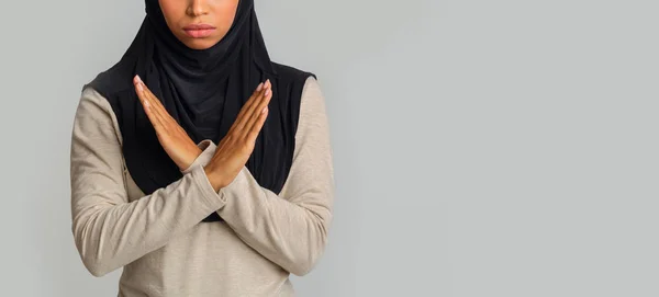 Black muslim woman showing crossed arms gesture, rejection sign — Stock Photo, Image