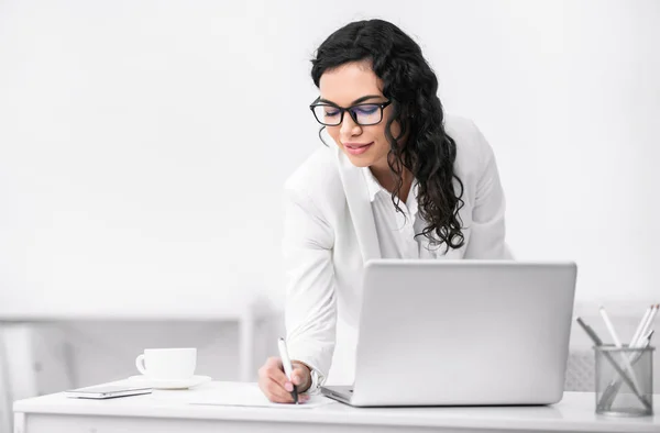 Mexican woman taking down some notes and ideas — 스톡 사진