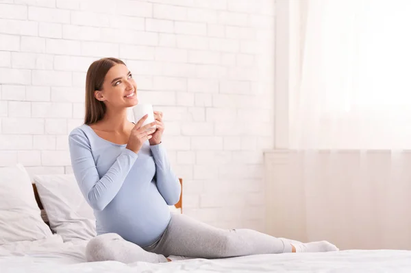 Selamat Hamil Lady Memiliki Kopi Duduk di Tempat Tidur — Stok Foto