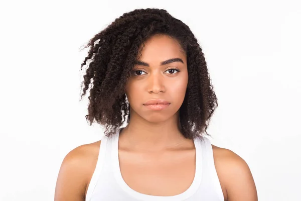 Headshot of serious black girl at studio — Stockfoto