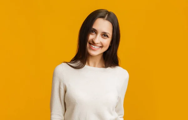 Retrato de la joven chica de Oriente Medio sonriendo y mirando a la cámara — Foto de Stock