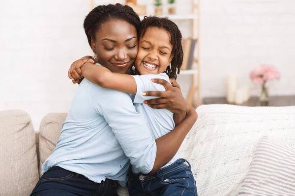 Boldog fekete család ölelés és ölelés a kanapén — Stock Fotó