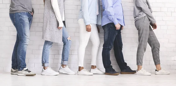 Groep van duizendjarige mensen die op rij lopen — Stockfoto