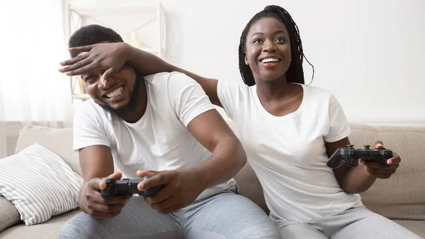 Millennial pareja jugando videojuegos sentado en el sofá en casa . — Foto de Stock