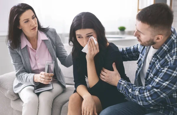 Amante esposo calmando a su esposa llorando en sesión de psicoterapia —  Fotos de Stock