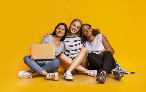 Namoradas multinacionais alegres estudando juntas, usando laptop — Fotografia de Stock