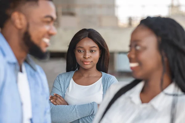 Geloso afro ragazza guardando il suo fidanzato flirtare con un'altra donna — Foto Stock