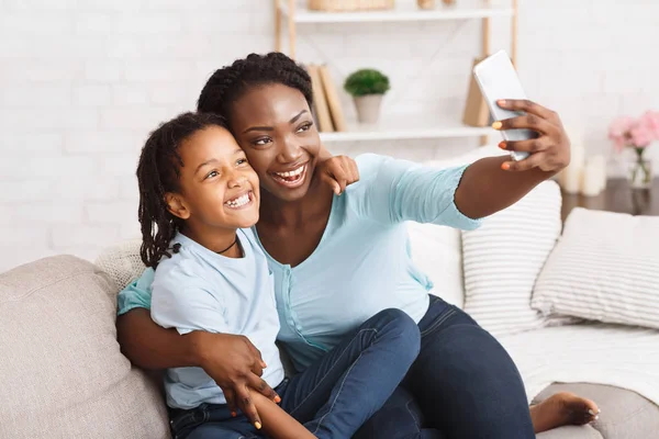Feliz preto mãe e filha tomando selfie — Fotografia de Stock