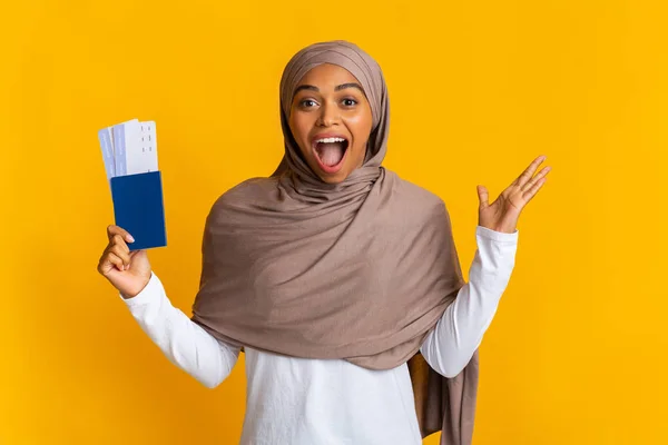 Alegre negro musulmán chica celebración de pasaporte con entradas y regocijo éxito — Foto de Stock