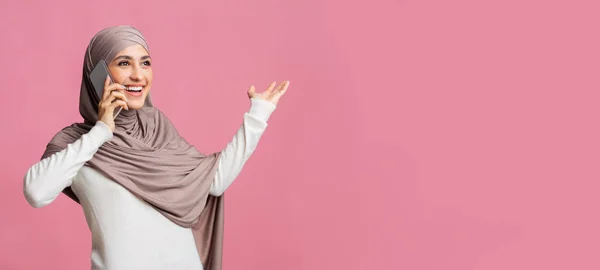 Happy muslim wanita dalam jilbab berbicara pada ponsel dan secara emosional memberi isyarat — Stok Foto