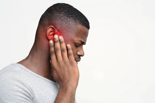 Homem com dor de ouvido, tocando sua cabeça dolorosa — Fotografia de Stock
