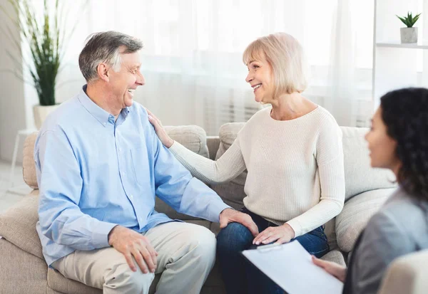 Szczęśliwa dojrzała para śmieje się podczas udanej terapii — Zdjęcie stockowe