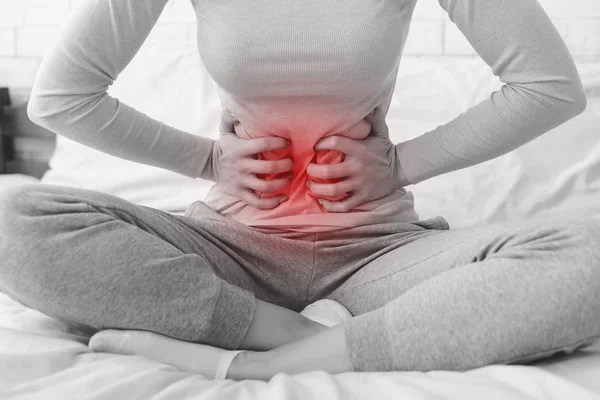Žena trpící bolestí břicha nebo menstruačními křečemi — Stock fotografie