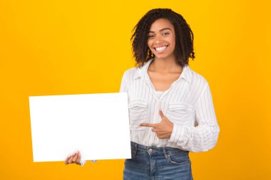 Beyaz kağıda işaret eden Afrikalı Amerikalı kız