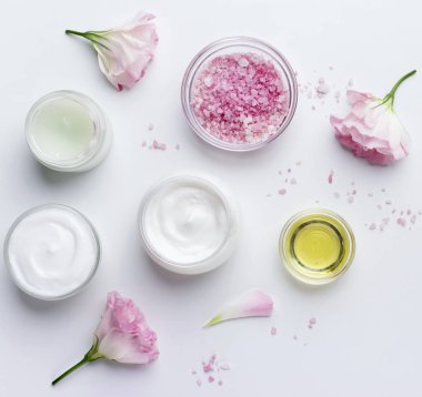 Cilt bakımı pembe gül yapraklı bitkisel ürünler