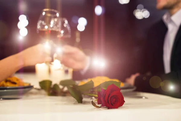 Romantisches Paar stößt bei Kerzenschein mit Rotwein an — Stockfoto