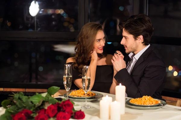 Влюбленная пара СПАСИБО наслаждается романтическим свиданием в ресторане — стоковое фото