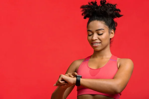Fitness girl check activity tracker smartwatch, primo piano — Foto Stock