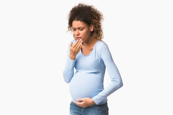Afro grávida senhora sentindo-se doente, tendo náuseas no fundo branco — Fotografia de Stock