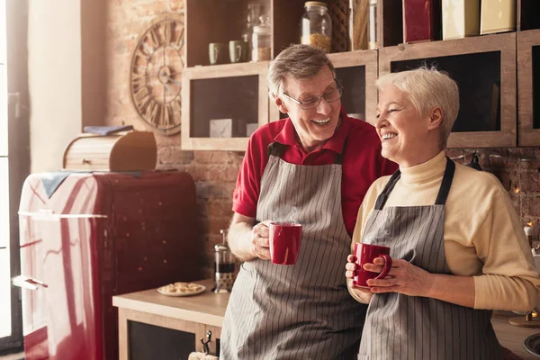 Casado casal sênior desfrutando de café na cozinha — Fotografia de Stock