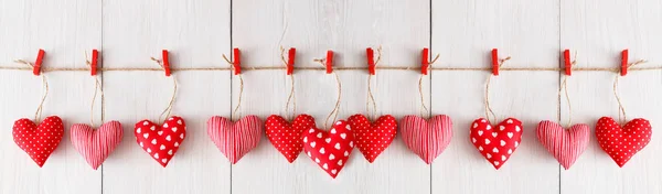 Sevgililer Günü tebrik kartı. İpte el yapımı kırmızı kalpler — Stok fotoğraf