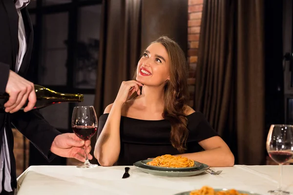 Заботливый мужчина наливает вино своей любимой девушке — стоковое фото