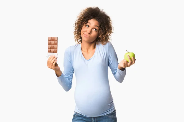 お菓子と果物の間で選択する女性を期待パズル — ストック写真