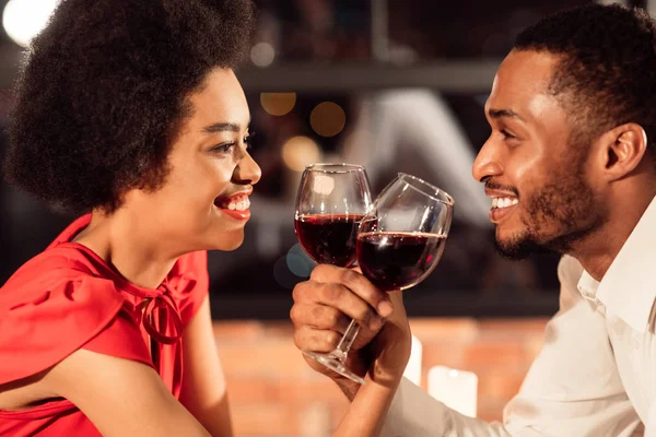 Sorrindo casal bebendo vinho durante romântico Valentine Date In Restaurant — Fotografia de Stock