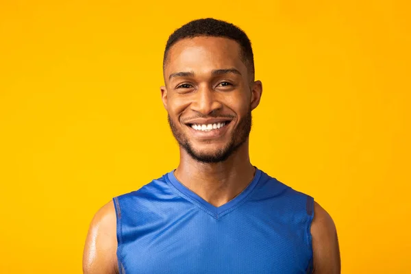 Retrato de vista frontal del feliz deportista afro sonriente — Foto de Stock