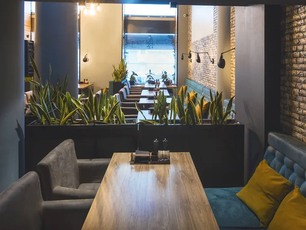 Gezellig restaurant of cafe interieur in loft stijl met prive-hutten — Stockfoto