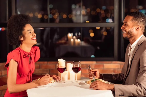 Liebespaar feiert Valentinstag beim Abendessen, lacht im Restaurant — Stockfoto