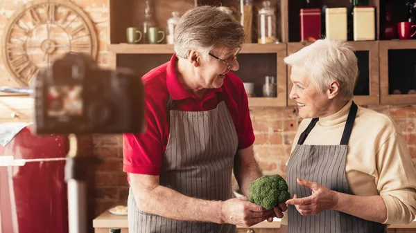Fröhliche Senioren drehen Video in Küche, Panorama — Stockfoto