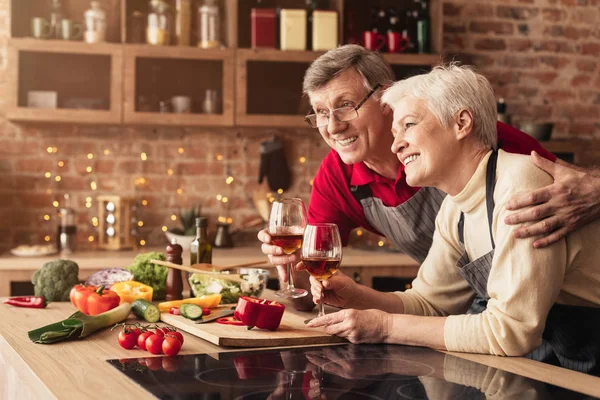 Personas mayores casadas disfrutando del vino en la cocina, espacio libre —  Fotos de Stock