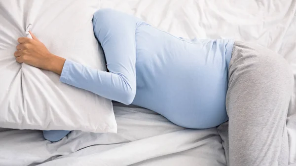 Wanita hamil tidur dan menutupi kepala dengan bantal — Stok Foto