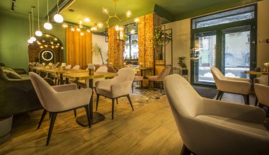 Şehir içi rahat atmosferi, avokado rengi duvarları olan bir kafe.