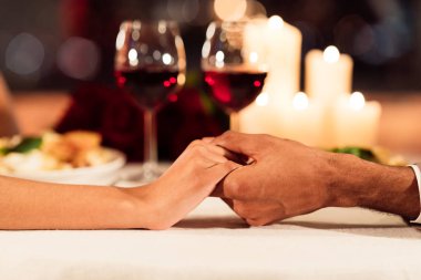 Tanımlanamayan Çift Hizmet Edilen Restoran Masası Arkaplanı, Kapanış