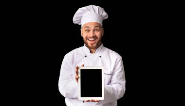 Şef Adam Tablet Ekranı Gösteriyor Siyah Arkaplanda Duruyor