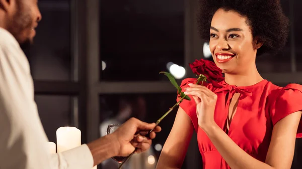 African American Man Giving Rose To Girlfriend In Restaurant, Panorama — Stok Foto
