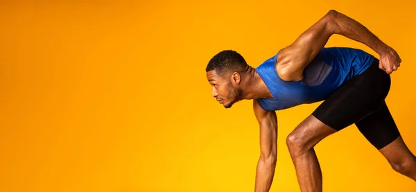 Sério afro cara se preparando para uma corrida no estúdio — Fotografia de Stock