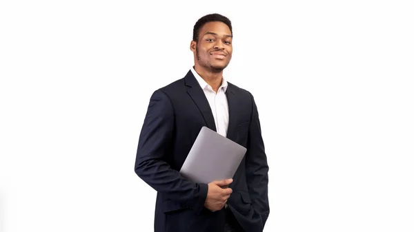 Hombre negro guapo sosteniendo portátil sobre fondo blanco — Foto de Stock